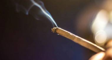 Отново хванаха младеж да се навърта с наркотици край габровско училище