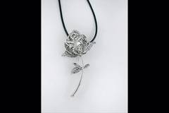 Кралска колекция Любовта за жените с романтични колиета и брошки за Свети Валентин