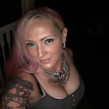 Стриптийзьорка разстреля като куче…