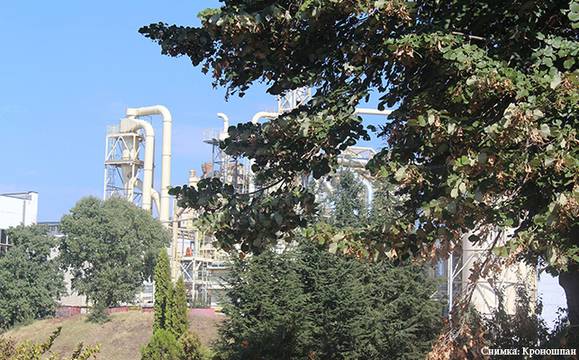 Изграждането на новата осемметрова ограда на Кроношпан е към своя край