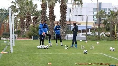 Иванков заведе „сините“ вратари на плаж, но не за почивка (ВИДЕО)