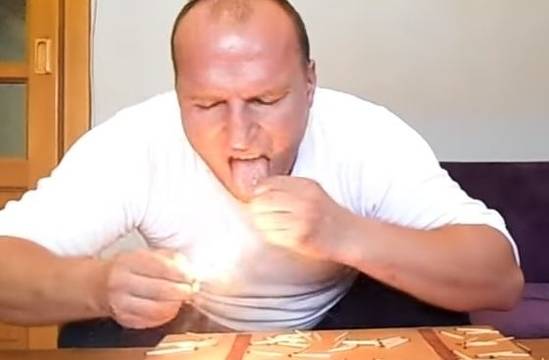 Мъж загаси 62 кибритени клечки с език за една минута (ВИДЕО)