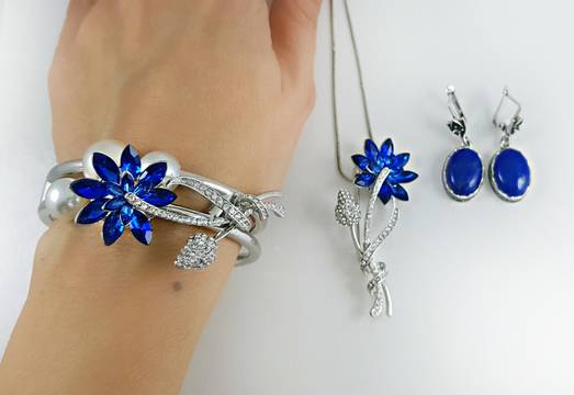 КЛАСИЧЕСКИ БИЖУТА ЗА СВ. ВАЛЕНТИН – романтика и любов за жените