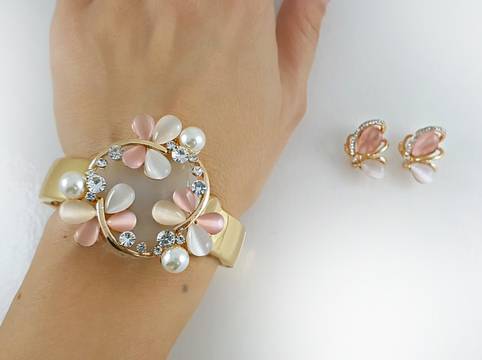 МОДНИТЕ БИЖУТА ЗА СВ. ВАЛЕНТИН колекция любов с подарък за жени