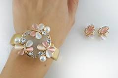 МОДНИТЕ БИЖУТА ЗА СВ. ВАЛЕНТИН колекция любов с подарък за жени