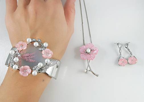 КРАЛСКИТЕ БИЖУТА ЗА СВЕТИ ВАЛЕНТИН с романтична мода 14 февруари