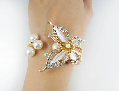 Месеца на любовта с гривни и бижута за жени онлайн магазин за Св. Валентин