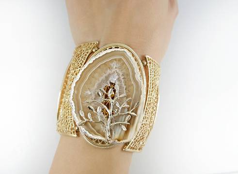 Подаръци с луксозни бижута и гривни за месеца на влюбените