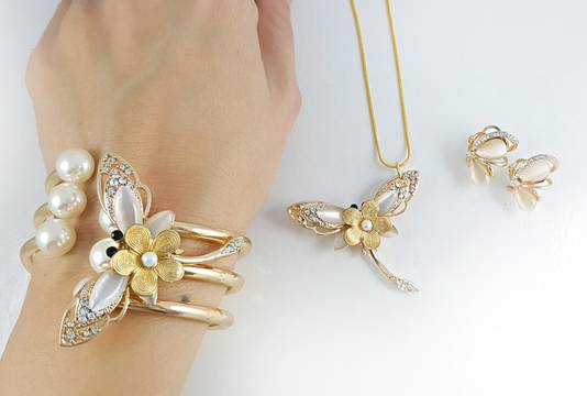 БИЖУТА С ПЕРЛИ ЗА СВЕТИ ВАЛЕНТИН и подарък с любов за 14 февруари