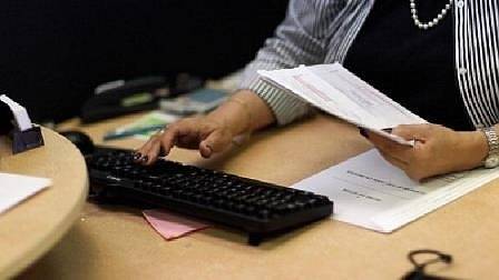 Банкова служителка е задържана за присвояване на пари в големи размери