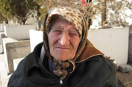 Докъде ни докараха: 92-годишната баба Марийка всеки ден проси на студа, за да оцелява