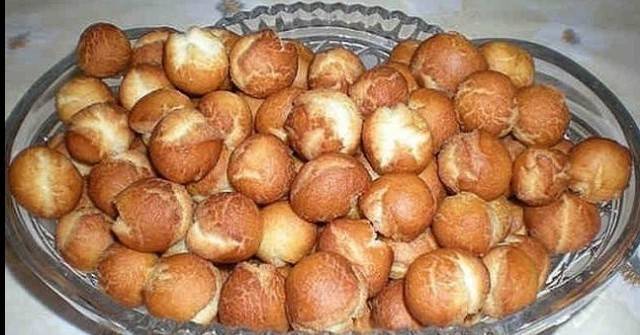 Съседката винаги ме гощава с тази вкусотия, върви убийствено с кафенцето и клюките, само да не прекалите, че е много вкусно