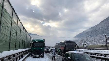 Снегът блокира стотици на магистрала в Италия (СНИМКИ)