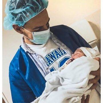 Александра Петканова и Габриел бяха изписани от болницата (Нови снимки на бебето)