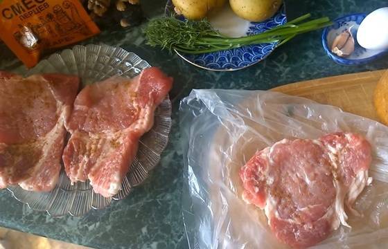 Леле, пържолките приготвени така стават истинска страхотия, а комбинацията с картофи просто я прави ТОП ВЕЧЕРЯ