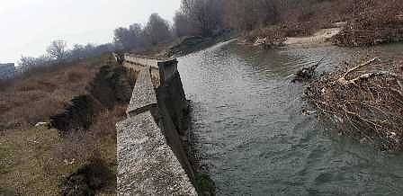 Садово обяви частично бедствено положение заради разцепената дига (СНИМКИ)