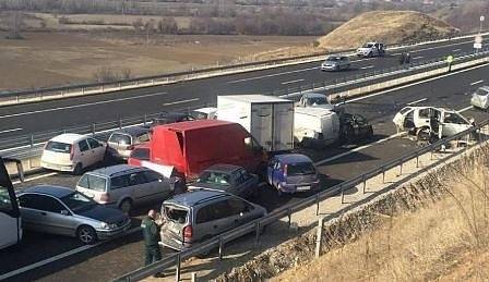 Между 14 и 16 души са пострадали в тежката катастрофа на АМ „Струма“