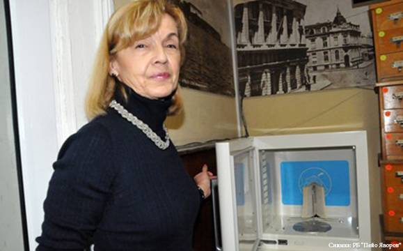 Единствена по рода си машина за чистене на книги заработи в бургаската библиотека