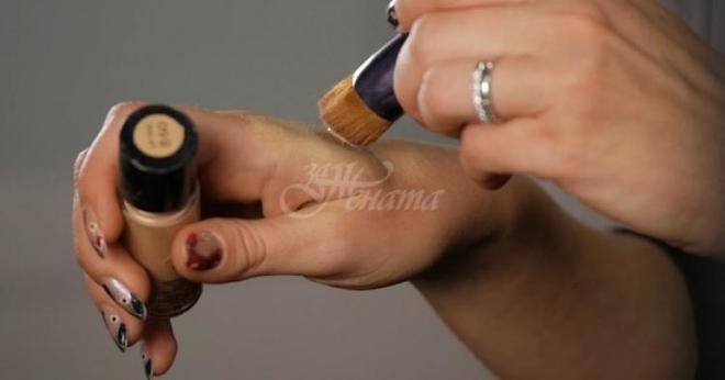 Трик, който всяка жена, която си слага фон дьо тен трябва да знае, за да не става на петна и да не лъщи