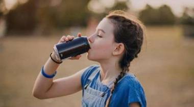 Родители искат забрана за продажбата на енергийни напитки на деца