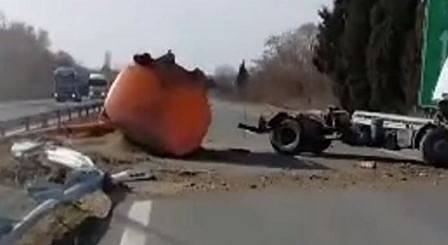 Затворен е участък от АМ „Хемус“ заради обърнат камион (СНИМКИ)