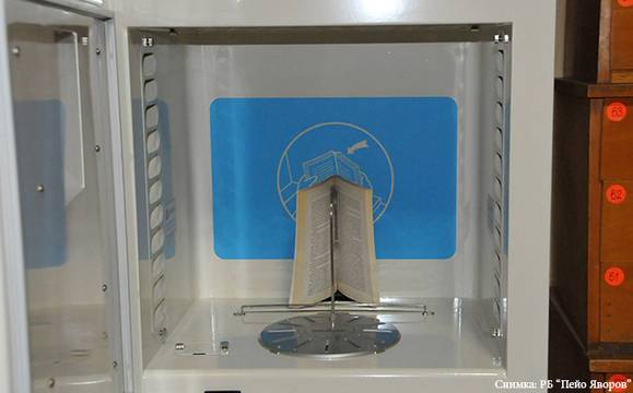 Новата машина на бургаската библиотека „лекува“ книгите