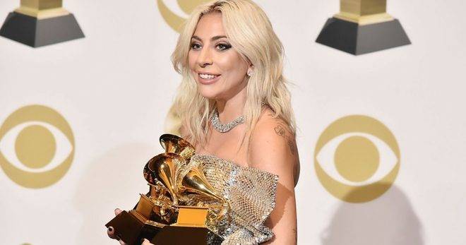 Припяваме си “Shallow” и се смеем на червения килим, по който минаха големите победители