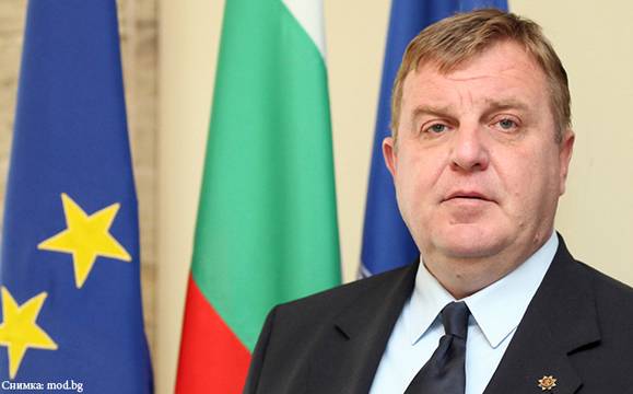 Каракачанов заплаши с оставка, ако програмата му за ромите не получи подкрепа