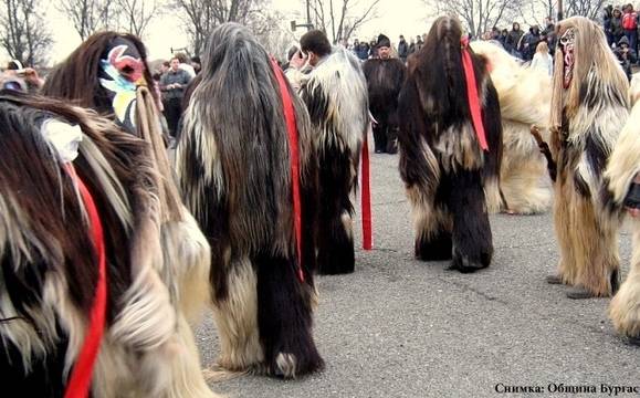 Кукери гонят злото тази събота в кв. „Долно Езерово“