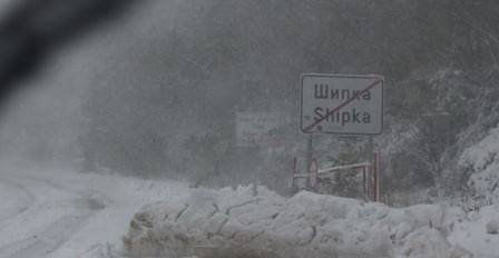 Зимата се върна. Сняг и бурен вятър усложниха обстановката на прохода „Шипка”