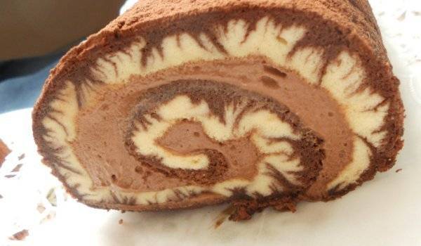 Шоколадово руло-ураган! Отнася ви от първата хапка. Трябват му само 15 минутки във фурната и е готово