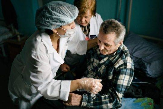 Може ли да се случи в България? Предлагат безплатни медсестри и помощници за пенсионерите