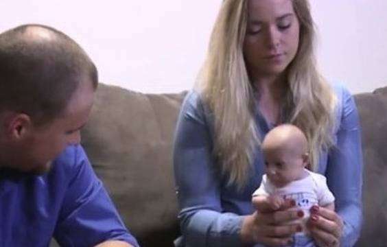 Това мъниче е само на седем месеца и тежи едва 450 грама, но историята му ще ви трогне и ще ви накара дълбоко да се замислите