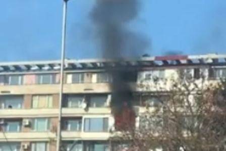 Заради пожар евакуираха цял блок в София (СНИМКИ и ВИДЕО)