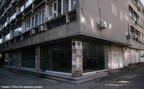 Областна администрация, Община и частни собственици си поделиха бившия Провсъюзен дом