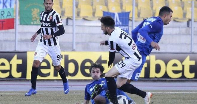 Нова издънка на върха в Първа Лига: Левски загуби на “Герена“