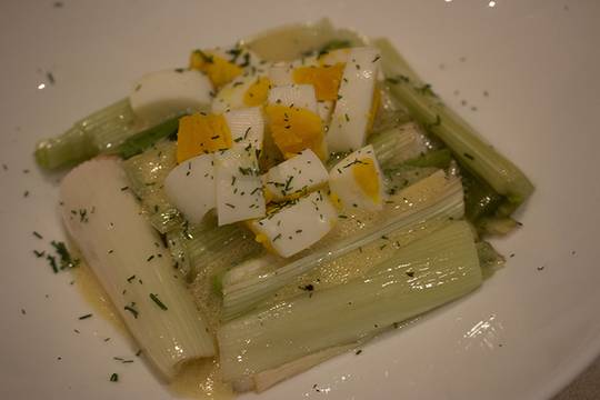 Салата от печен праз