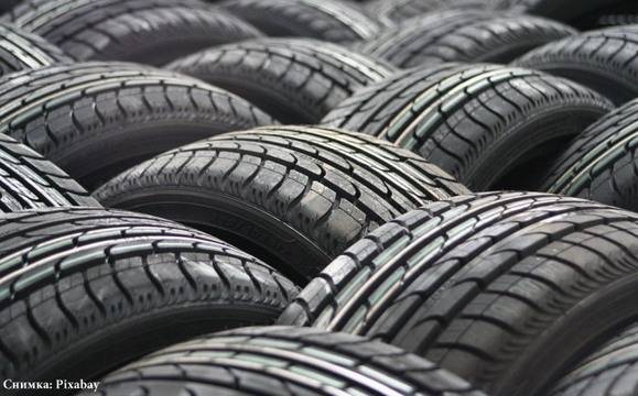 Резервна гума изпадна от камион, потроши две коли