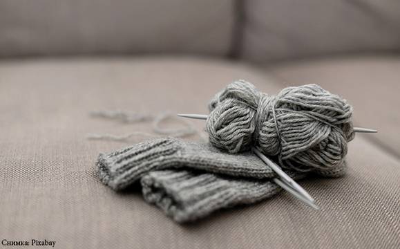 Нестандартна екоинсталация ни учи да пестим енергия, докато плетем шал