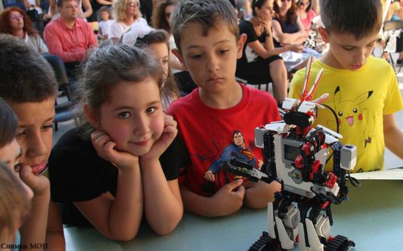 Близо 60% от учениците избират STEM за извънкласни занимания