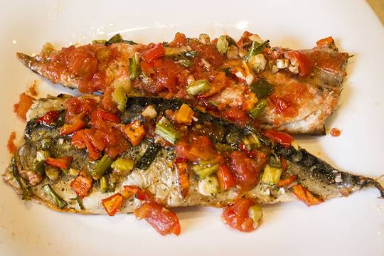 Скумрия с домати и лук на фурна