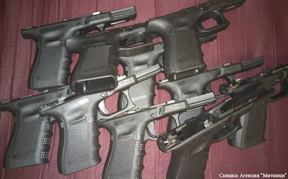 Митничари спипаха турчин, облепил тялото си с части за пистолети