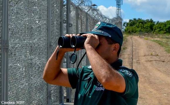 Гранични полицаи хванаха грък с нелегален мигрант в багажника на колата си