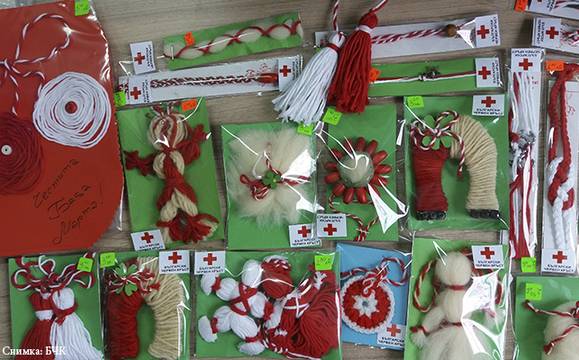 Младежи доброволци продават мартенички с благотворителна цел в мола