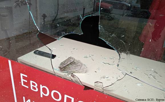 Тийнейджър потрошил витрината на Делегацията на българските социалисти в Бургас