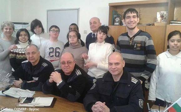 Децата от „Отец Паисий“ закичиха с мартенички ръководителите в ОДМВР