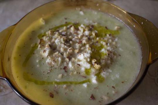 Крем супа с тиквички и лешници