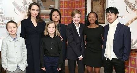 Анджелина Джоли с шестте си деца на светско събитие (СНИМКИ)