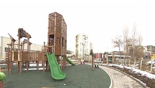 Родителите в „Манастирски ливади” сами отвориха детската площадка, която чакат година и половина