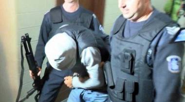 Престъпник нахлу в полицията в Гоце Делчев, развилня се като звяр и стана страшно!